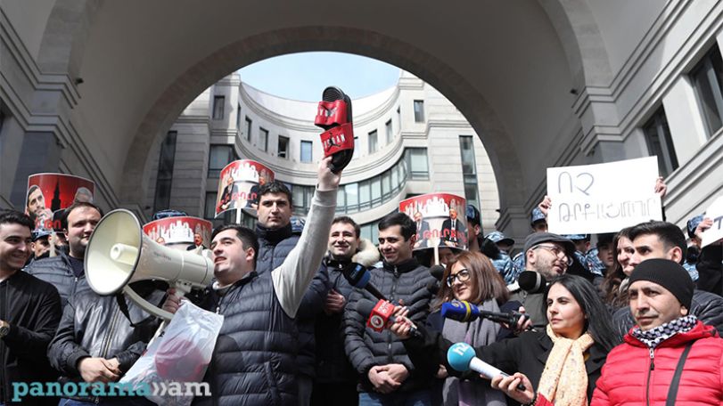 Участники акции принесли подарки Арарату Мирзояну: кепку с листьями конопли, розовые очки, шорты и тапки