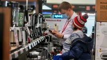 Магазины электроники в России прекратили продажу техники в рассрочку