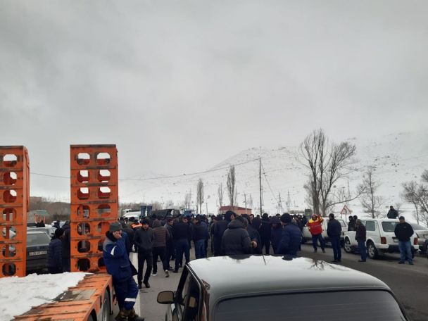 Tsovagyugh residents block Sevan-Dilijan highway