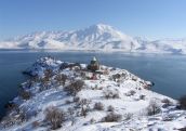 Սուրբ Խաչ հայկական եկեղեցին մեծ հետաքրքրություն է առաջացրել Նովրուզը տոնելու համար Վան այցելած իրանցիների շրջանում
