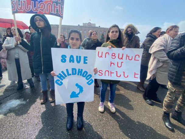 На площади Возрождения в Степанакерте состоялся мирный митинг