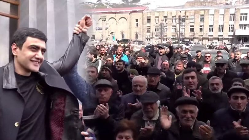 «А-руш, А-руш!» У здания суда в Горисе Аруша Арушаняна встретили бурными аплодисментами