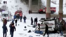 В Подмосковье рейсовый автобус рухнул с моста: есть погибшие
