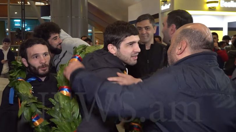 Եվրոպայի չեմպիոն Մալխաս Ամոյանին «Զվարթնոց» օդանավակայանում դիմավորել են զուռնա–դհոլով