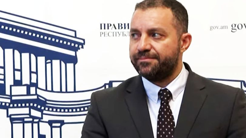 «Ես չեմ պատրաստվում անգրագետ հարցերին պատասխանել», «Անգրագետը դուք եք». Վահան Քերոբյան-լրագրող երկխոսություն