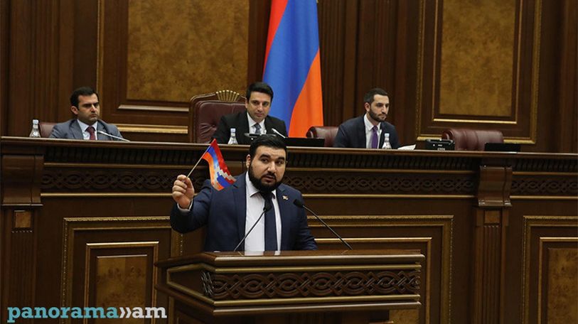 Депутат от ГД Ваагн Алексанян сорвал с трибуны НС Армении флаг Арцаха