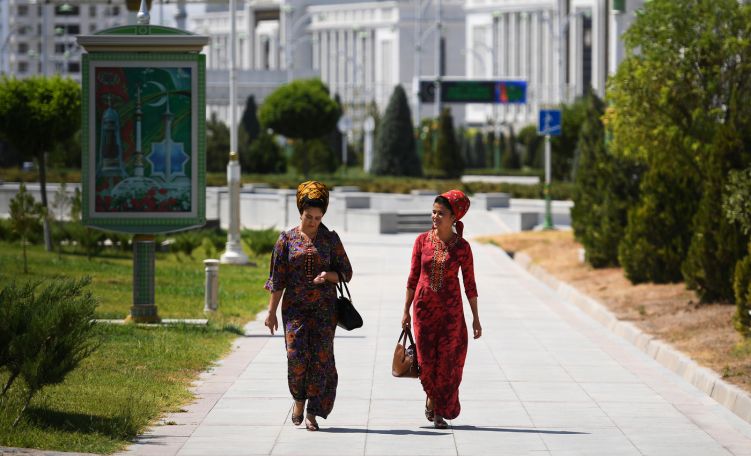 В Туркменистане женщинам пригрозили штрафами за ботокс и накладные ногти