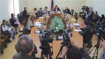 ՔՊ պատգամավոր Վաղարշակ Հակոբյանը լրագրողներին դուրս հրավիրեց հանձնաժողովի նիստերի դահլիճից