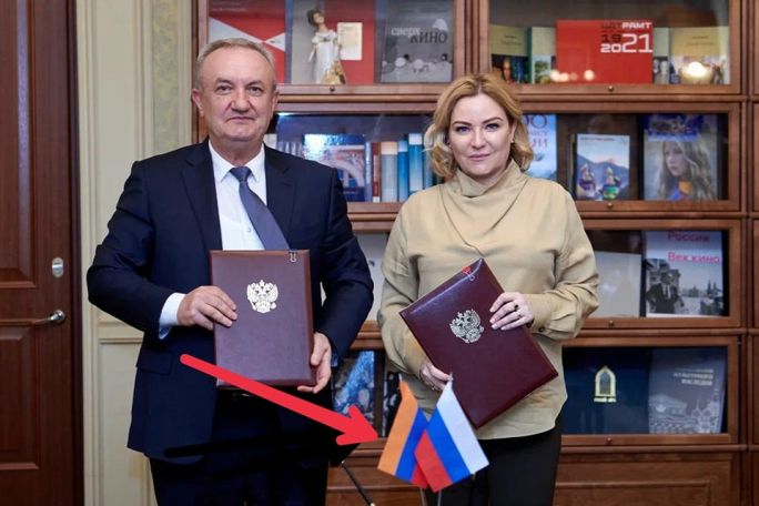 ԿԳՄՍ նախարարն ու Հայաստանի թարս դրոշը