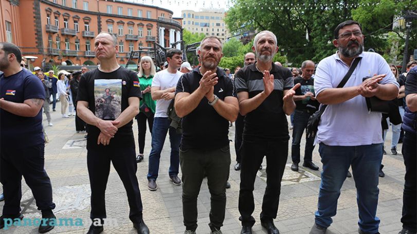 На площади Азнавура в Ереване акцию протеста проводят родные погибших военных