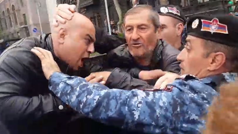 «Ոստիկանը Նիկոլ չի». Փակ է Խորենացի-Վազգեն Սարգսյան փողոցների խաչմերուկը