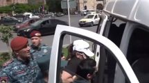 «Командир, спокойно, Никол сдался»: на площади Республики в Ереване задержали «Пашиняна»