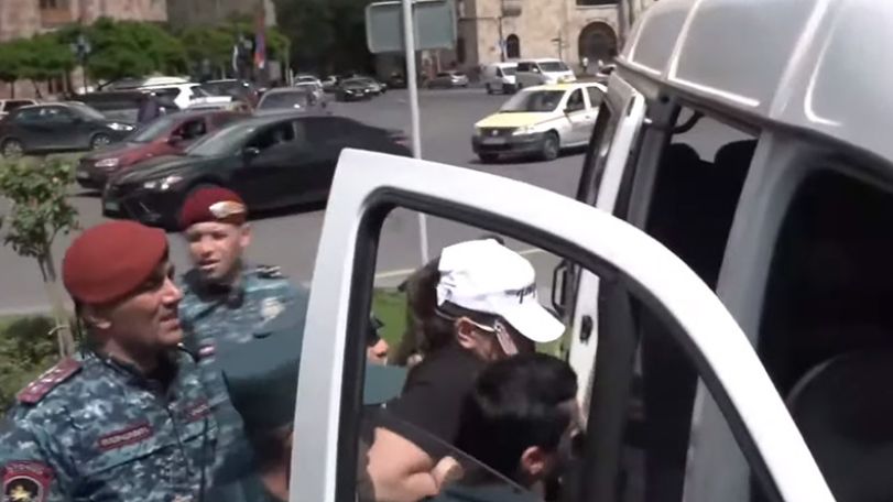 «Командир, спокойно, Никол сдался»: на площади Республики в Ереване задержали «Пашиняна»