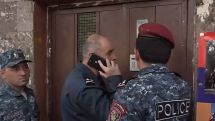 Пока в Ереване полиция искала код к домофону, демонстрант покинул подъезд через другой выход