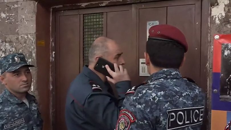 Пока в Ереване полиция искала код к домофону, демонстрант покинул подъезд через другой выход