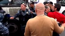 Полицейские силой пытались подвергнуть приводу Арама Вардеваняна