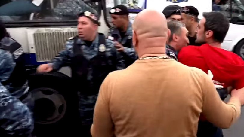 Полицейские силой пытались подвергнуть приводу Арама Вардеваняна