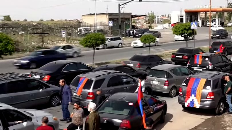 В городе Апаран участников автопробега встретили многочисленные граждане