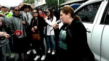 Նիկոլ, դուրս արի և մեր աչքերի մեջ նայելով ասա՝ ինչու մեզ զրկեցիր մեր բալեքին գրկելուց. զոհվածի մայր