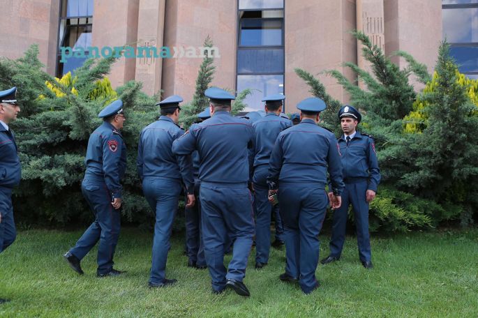 Շիշ նետողը. Քաղաքացիներն ուշադրություն են  հրավիրում ոստիկանի արարքին