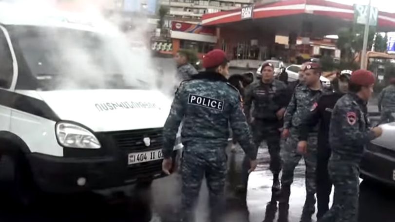 В Ереване задымилась полицейская машина во время привода участников акции протеста