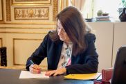 Swedish FM signs NATO application
