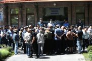 Parents of fallen soldiers enter SJC building in Yerevan