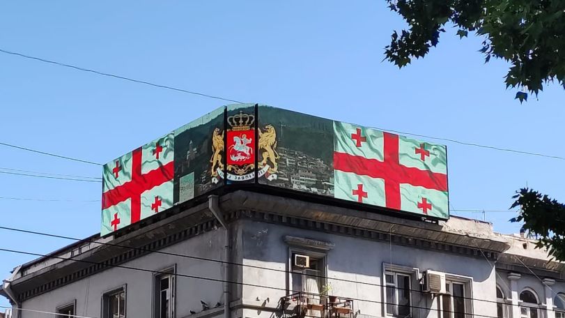 По случаю Дня независимости Грузии на улицах Еревана билборды подсветили в цвета грузинского флага