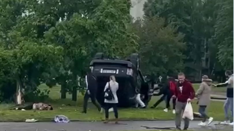 В Москве внедорожник с армянскими номерами не справился с управлением, выехал на тротуар и сбил женщину