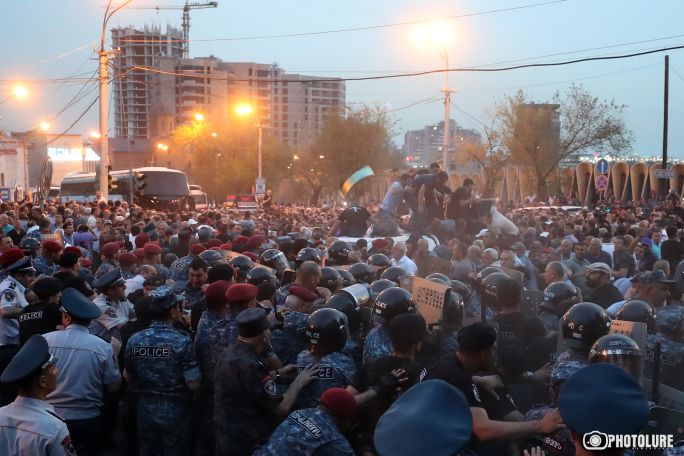 Минздрав Армении: В результате вчерашних столкновений в медцентры обратились 60 человек, 39 из них – полицейские
