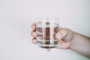Если ноги отекают, нужно выпивать три литра воды в день – профессор