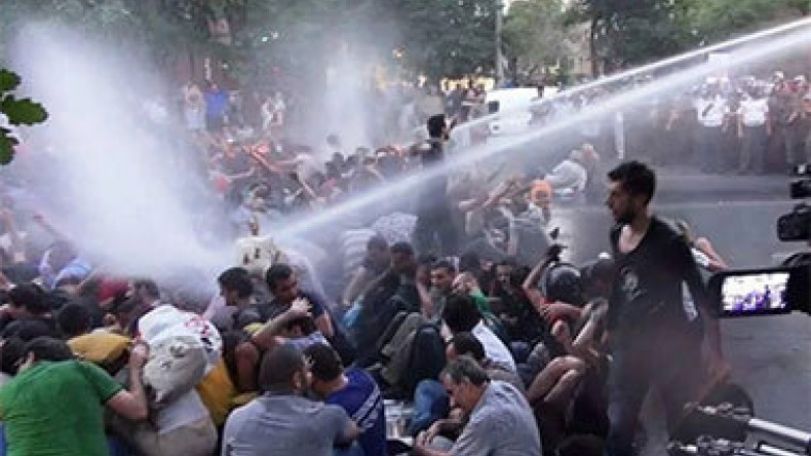 Полиция разогнала протестующих на проспекте Баграмяна в Ереване: в полицейские участки доставлены десятки человек