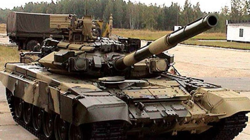 Россия поставляет Азербайджану танки Т-90, а Армении – средства для их уничтожения. Комментирует А. Перенджиев 