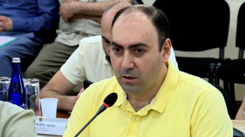 Вместо опытных кадров в мэрию были назначены какие-нибудь непрофессионалы – Микаел Манрикян