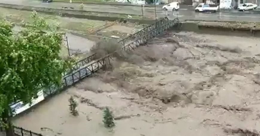 В Турции реки вышли из берегов, размыты дороги