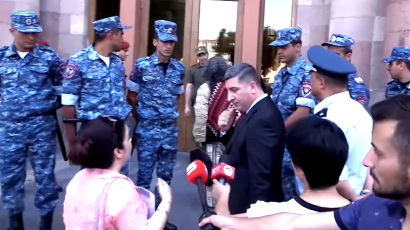 «Որ մնացինք փլատակներում, ո՞վ է պատասխան տալու». Քաղաքացին՝ Սանոսյանին