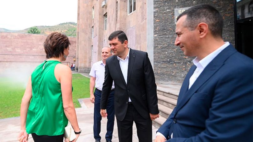 Կապանի քաղաքապետն Աննա Հակոբյանին դիմավորեց առանց ծաղիկների