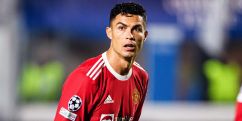 Cristiano Ronaldo travelling back to England for talks with Manchester United