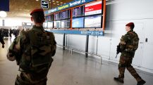 Сотрудники полиции открыли огонь по мужчине с ножом в аэропорту Шарль-де-Голль