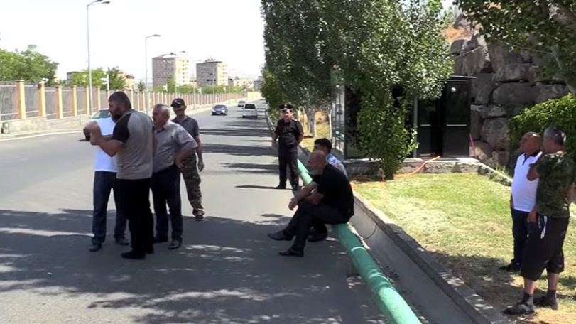 У Минобороны Армении проходит акция протеста родителей погибших военнослужащих