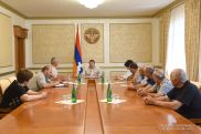 Араик Арутюнян принял родственников военнослужащих, погибших и пропавших без вести в третьей Арцахской войне