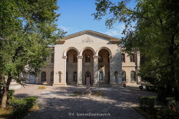 Արցախում քննարկվել է պետական դրամատիկական թատրոնի շենքի վերակառուցման նախագծային աշխատանքների ընթացքը