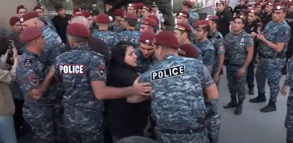 Police forcefully detain parents of fallen soldiers in Yerevan military pantheon
