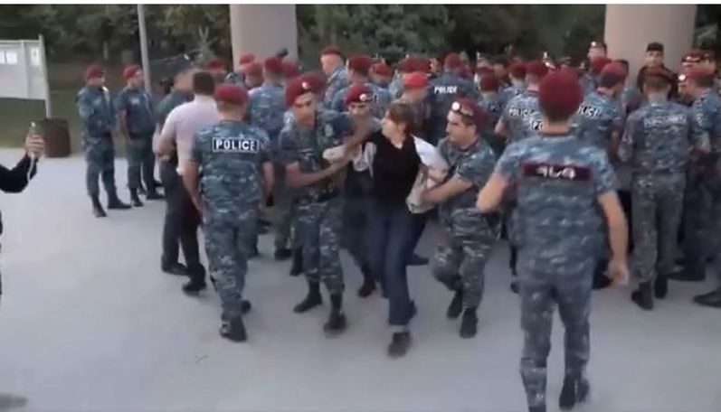 У двух подвергнутых приводу с «Ераблура» матерей погибших военных травмы – адвокат