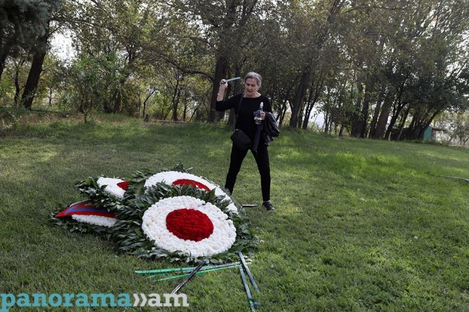 Parents of fallen soldiers remove wreaths laid by Pashinyan, other officials in Yerablur
