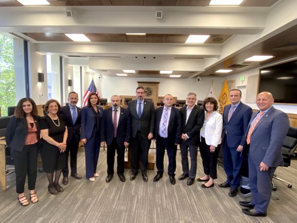 Գլենդելի և Արցախի Մարտունի քաղաքի միջեւ կնքվել է «քույր-քաղաքների» հուշագիր