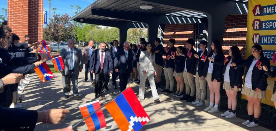 Արցախի ԱԳ նախարարն այցելել է Լոս Անջելեսի Սրբոց Նահատակաց Ֆերահեան ազգային վարժարան