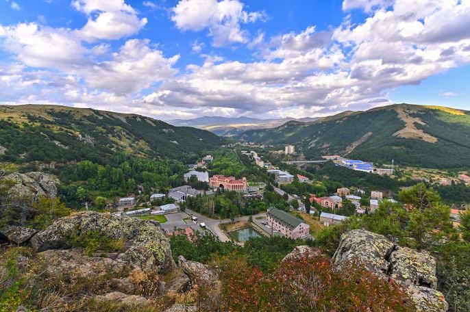 Hotels reopen in Armenian spa town nearly 20 days after Azeri attack