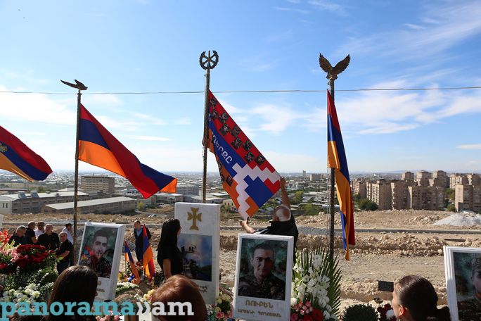 «Եթե ապրել՝ ապա ապրել միասին, եթե մահ՝ էլի միասին». Եռաբլուրում բացվեց Ցորի հրետանավորներին նվիրված հուշարձան