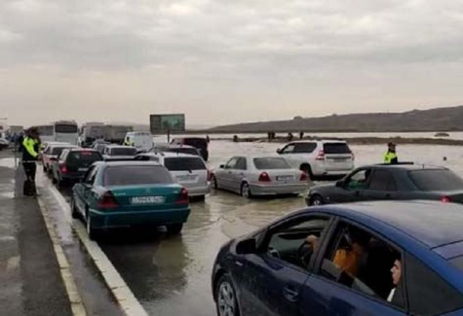 Прорыв водопровода в пригороде Баку: затоплены окрестности и часть автомагистрали
